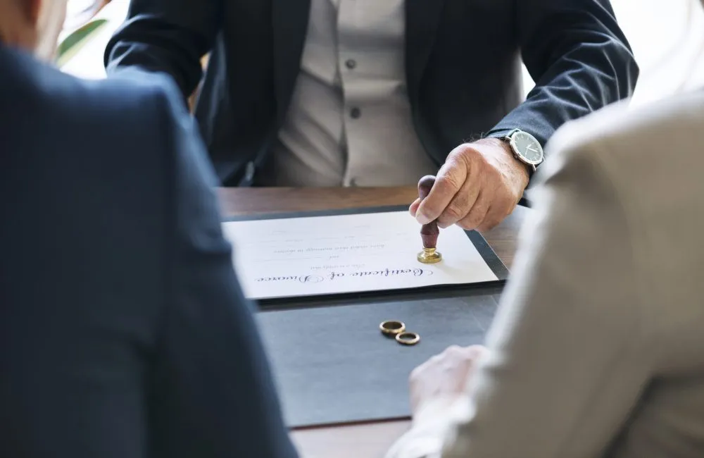 Advogado orientando cliente em processo de divórcio litigioso e partilha de bens
